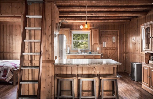 Kabletown Ski Chalet | Cozy w Fire Pit, Grill, Deck, Screened Porch, WiFi