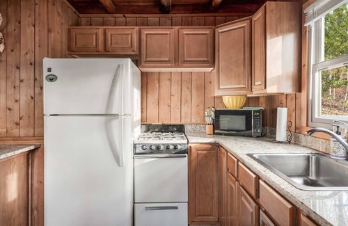 Kabletown Ski Chalet | Cozy w Fire Pit, Grill, Deck, Screened Porch, WiFi