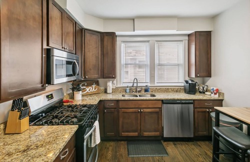 Libertyville Apartment | Cozy W fireplace Near DT Libertyville & Naval Base