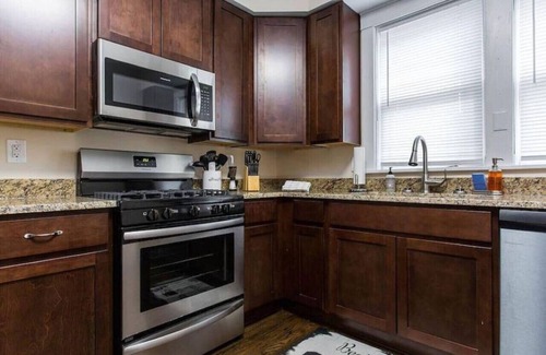 Libertyville Apartment | Cozy W fireplace Near DT Libertyville & Naval Base