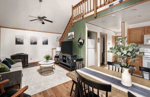 Kirby Ski Chalet | Cozy w Hot Tub, Fire Pit, Wifi, Grill, Deck & Pets