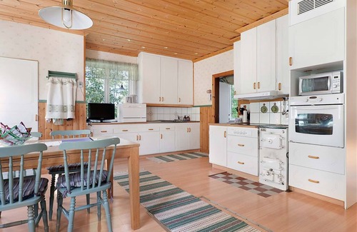 Storsund House | Cozy w lake view near windpark
