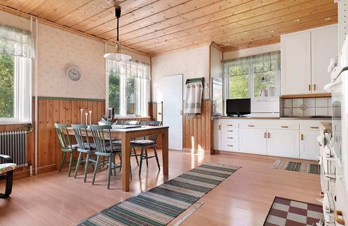 Storsund House | Cozy w lake view near windpark