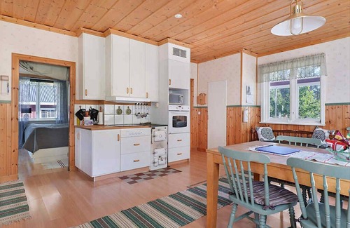 Storsund House | Cozy w lake view near windpark