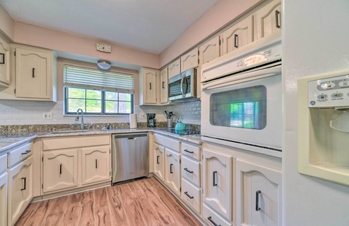 West Bloomfield House | Cozy West Bloomfield Home - Fishing Nearby!