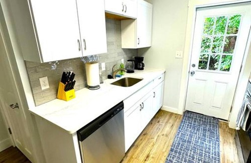 Wilmington Apartment | Cozy Walk up King Bed Fast Wifi