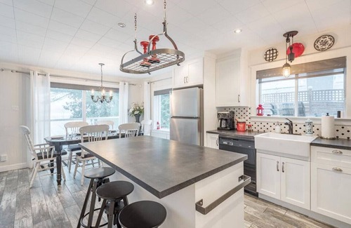Chertsey Ski Chalet | Cozy Water Front Panoramic View and Spa