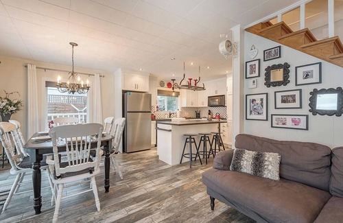 Chertsey Ski Chalet | Cozy Water Front Panoramic View and Spa