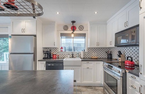 Chertsey Ski Chalet | Cozy Water Front Panoramic View and Spa