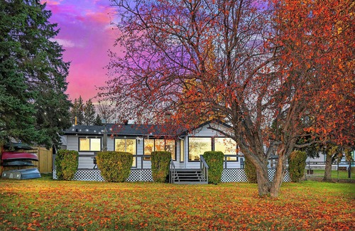 Central Alberta Cottage | Cozy Waterfront Cottage- 50 mins from Edmonton on Lake Isle w/private dock/toys!