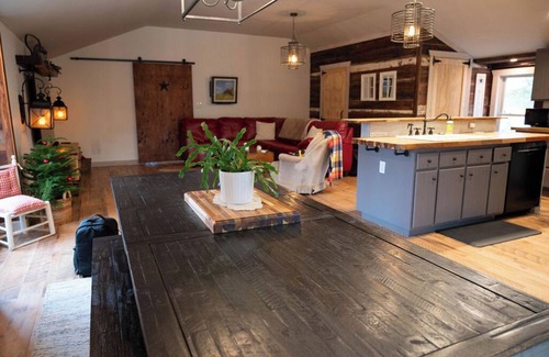 Suffolk Other | Cozy Waterfront Barn Loft in Charming Suffolk—full Kitchen, AC, WiFi