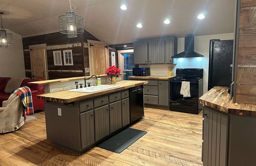 Suffolk Other | Cozy Waterfront Barn Loft in Charming Suffolk—full Kitchen, AC, WiFi
