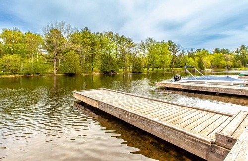 Gravenhurst Cottage | Cozy waterfront cottage with a private dock for boats