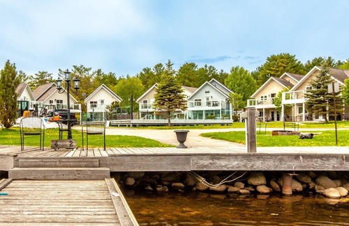 Gravenhurst Cottage | Cozy waterfront cottage with a private dock for boats