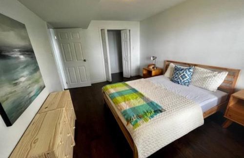 Victoria Harbour House | Cozy Waterfront Cottage in Victoria Harbour