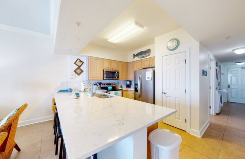 Ono Island Condo | Cozy waterfront condo with pool, fitness area, balcony, & washer/dryer