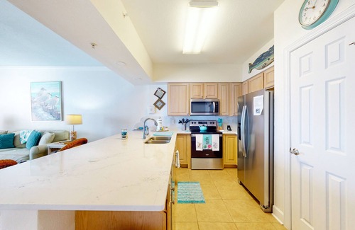 Ono Island Condo | Cozy waterfront condo with pool, fitness area, balcony, & washer/dryer