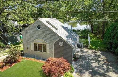 Warwick House | Cozy Waterfront Cottage - Sleeps 4