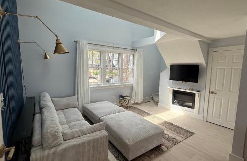Warwick House | Cozy Waterfront Cottage - Sleeps 4