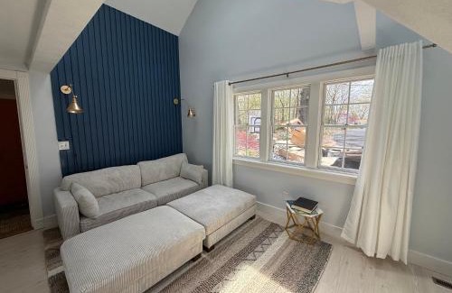 Warwick House | Cozy Waterfront Cottage - Sleeps 4
