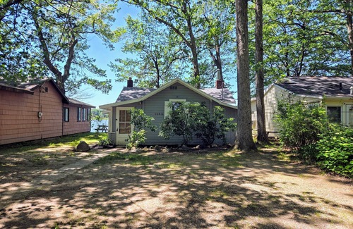 Scotts Cottage | Cozy Waterfront Cottage with Sandy Beach. Family friendly near many attractions.