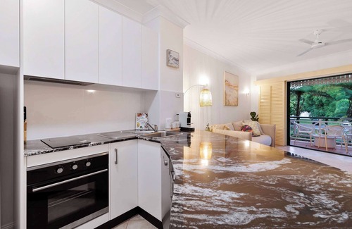Cairns North Apartment | Cozy Waterfront - Free Parking, Pool