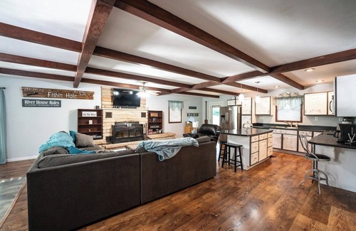 Doniphan House | Cozy Waterfront Getaway ~ Private Dock ~ Doniphan