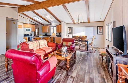 Harrison House | Cozy, waterfront home on Lake Coeur d'Alene - walk to downtown Harrison