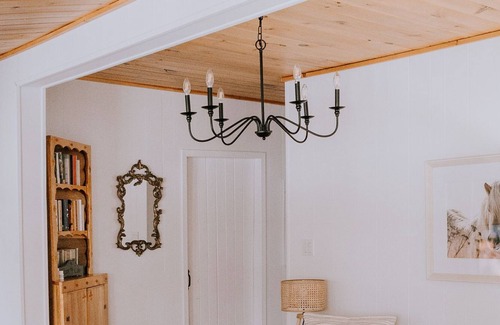 Perry Cottage | Cozy Waterfront Lakehouse w/Sunset Views GLDN Days