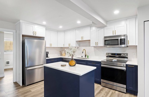 Des Moines House | Cozy Waterfront Stay – 2BR Just Minutes from Local Eats & Marina Life