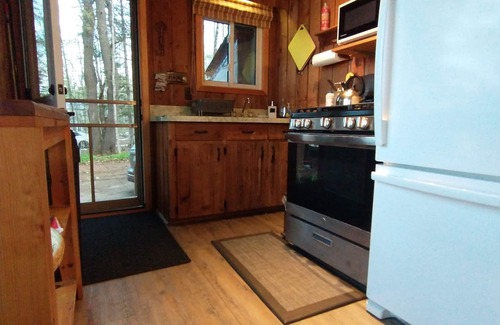 Minden Cottage | Cozy Weekenders Lakefront Cottage with Hot tub (fishing boat rental available)