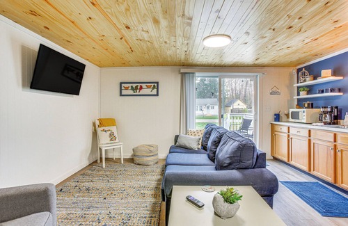 Wellston Cabin | Cozy Wellston Cabin - Walk to Crystal Lake!