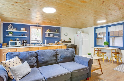 Wellston Cabin | Cozy Wellston Cabin - Walk to Crystal Lake!