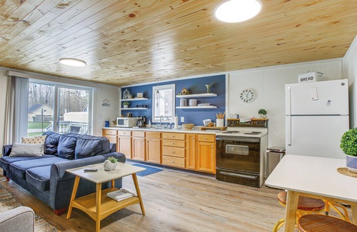 Wellston Cabin | Cozy Wellston Cabin - Walk to Crystal Lake!