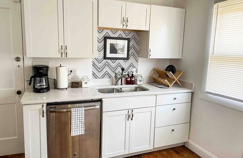 Cleveland Apartment | Cozy West Cleveland Getaway – Pets Welcome + Parking Enjoy easy access to downtown, the airport, and Ohio City from this charming retreat just minutes from Lakewood and Kamms Corner. Features include off-street parking, a fully stocked kitchen wit