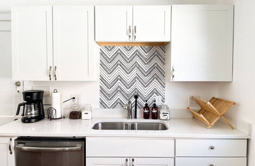 Cleveland Apartment | Cozy West Cleveland Getaway – Pets Welcome + Parking Enjoy easy access to downtown, the airport, and Ohio City from this charming retreat just minutes from Lakewood and Kamms Corner. Features include off-street parking, a fully stocked kitchen wit