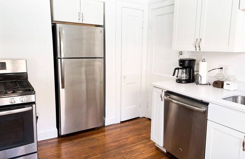 Cleveland Apartment | Cozy West Cleveland Getaway – Pets Welcome + Parking Enjoy easy access to downtown, the airport, and Ohio City from this charming retreat just minutes from Lakewood and Kamms Corner. Features include off-street parking, a fully stocked kitchen wit