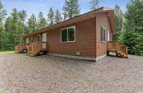 West Glacier Cottage | Cozy West Glacier Cabin*1.5 Mile GNP* 5-Star Host