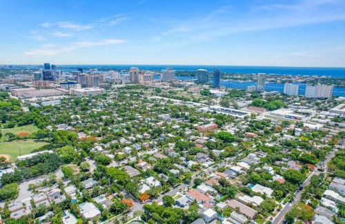 Flamingo Parks House | Cozy West Palm Beach Home l 10min to Municipal Beach and more!