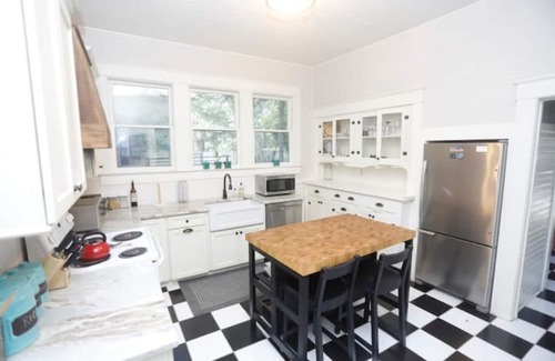 Tampa House | Cozy West Tampa Bungalow is just minutes away from all of Tampa's attractions.