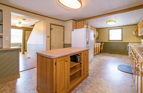 Berlin House | Cozy White Mountain/ JerichoMountain Retreat/3Bdrm/Spacious