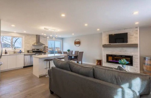 Niagara-on-the-Lake House | Cozy Wine Chateau-Niagara on the lake W/Fire table