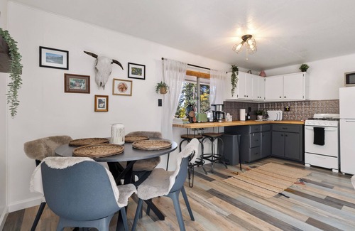 Florissant Cabin | Cozy Winter Cabin! On 1 Acre w Wood Burning Fireplace and Dark Skies!