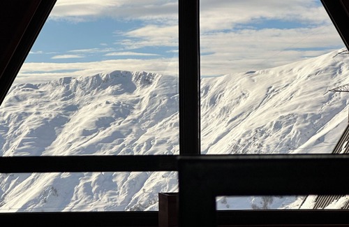 Kazbegi Cottage | cozy winter cottage in picturesqueue Gudauri with WiFi, near ski slopes