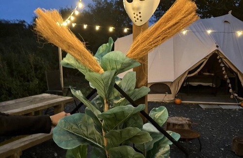 Dwyran Cabin | Cozy Winter Hot Tent With Log Burner, Tv & Hot tub