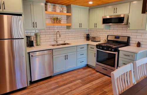 Sugarloaf Cabin | Cozy Winter Haven in Big Bear: Family Getaway!