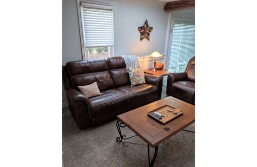 Keego Harbor Cottage | Cozy Winter Hideaway w/ Comfy Couches and New Kitchen!