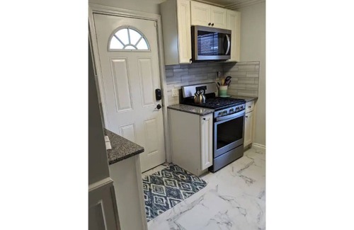 Keego Harbor Cottage | Cozy Winter Hideaway w/ Comfy Couches and New Kitchen!