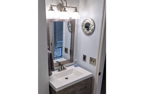 Keego Harbor Cottage | Cozy Winter Hideaway w/ Comfy Couches and New Kitchen!