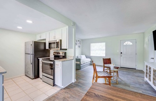 Goldenrod Apartment | Cozy Winter Park 2BR with Garden & Full Kitchen